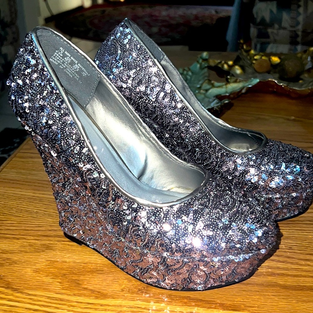 Bongo Wedges Size 8.5